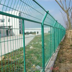 迪森絲網制造廠 構筑道路安全的堅固防線——專業解析公路護欄網、隔離柵與雙邊絲護欄網