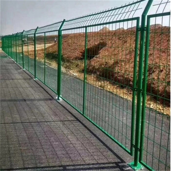 高速公路兩側(cè)防護(hù)隔離柵 安全與分隔的生命線